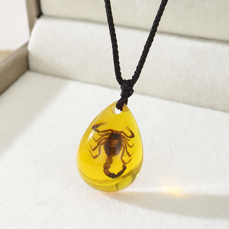 Retro Amber Pendant Necklace F - Resin Art Necklace recension och pris